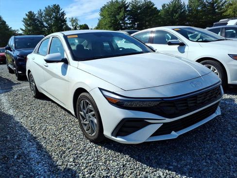 Used 2024 Hyundai Elantra SEL FWD image 14