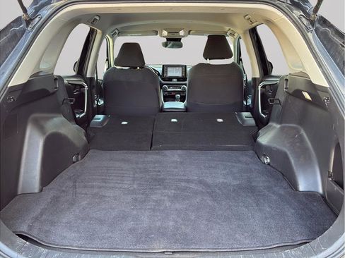 Used 2022 Toyota RAV4 LE image 9