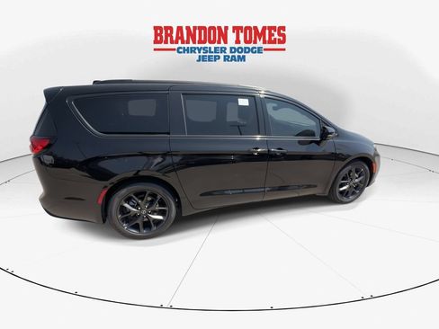 New 2026 Chrysler Pacifica Limited w/ Uconnect Theater Family Group FWD image 9