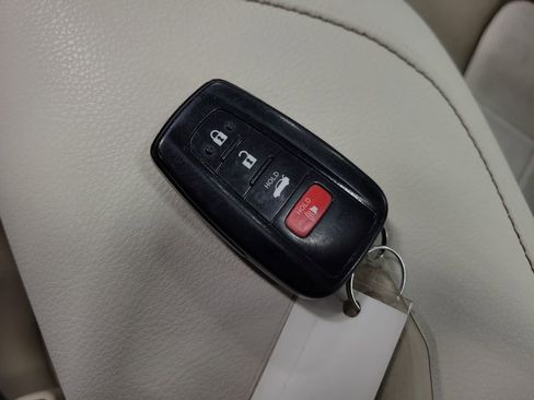 Used 2019 Toyota Camry XLE w/ Navigation Package FWD image 16