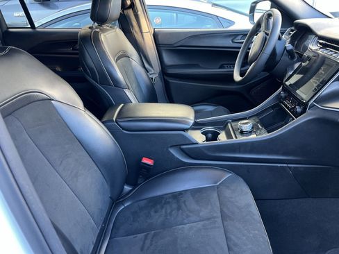 Used 2024 Jeep Grand Cherokee Altitude image 23