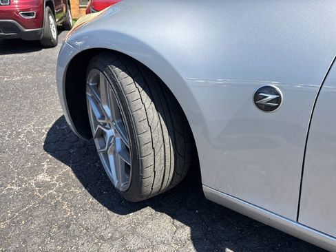 Used 2011 Nissan 370Z Coupe RWD image 3