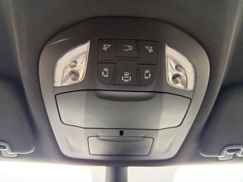 Used 2025 Chrysler Pacifica Select image 19