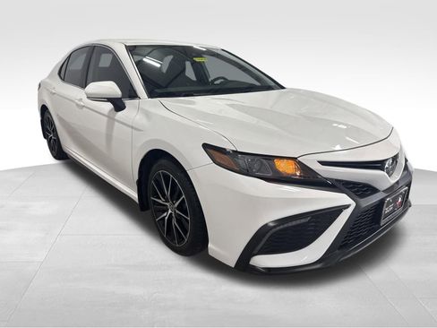 Used 2024 Toyota Camry SE image 3