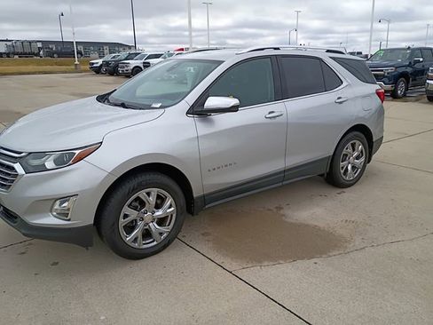 Used 2020 Chevrolet Equinox Premier image 3