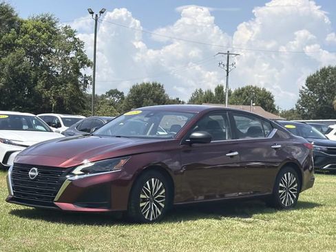 Used 2025 Nissan Altima 2.5 SV FWD image 13