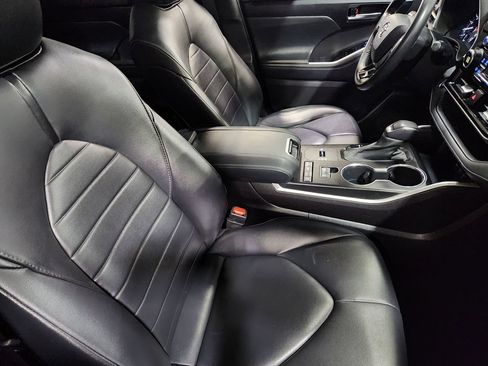 Used 2021 Toyota Highlander XLE FWD image 32