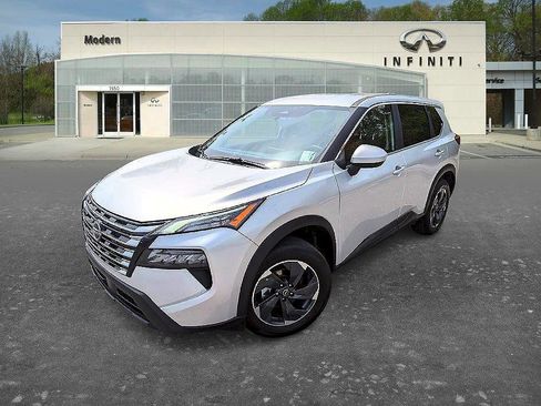 Used 2025 Nissan Rogue SV image 2