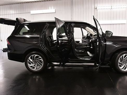 Used 2025 Lincoln Navigator Reserve AWD/4WD image 34