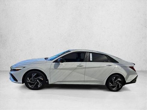 Used 2025 Hyundai Elantra SEL FWD image 5
