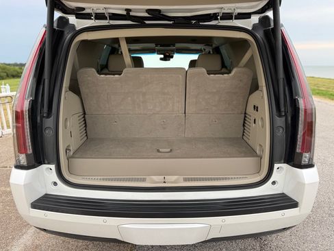Used 2018 Cadillac Escalade Luxury AWD/4WD image 30