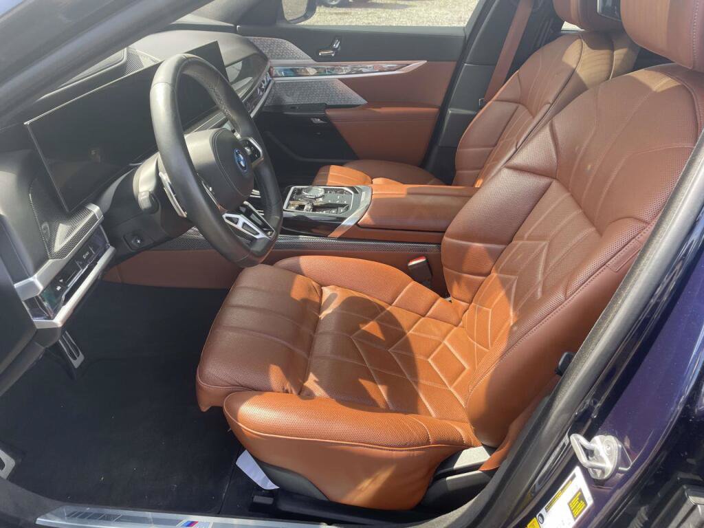 Used 2023 BMW i7 xDrive60 AWD/4WD image 13