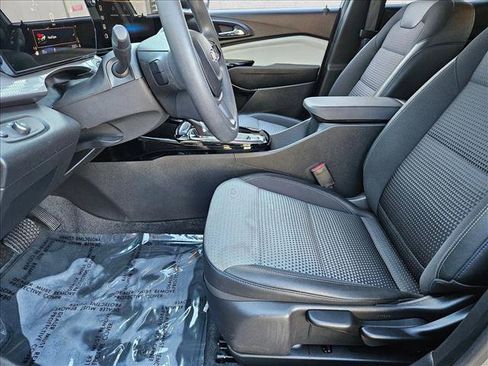 Used 2025 Chevrolet Trax LT FWD image 15