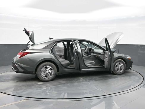 Used 2025 Hyundai Elantra SE FWD image 39