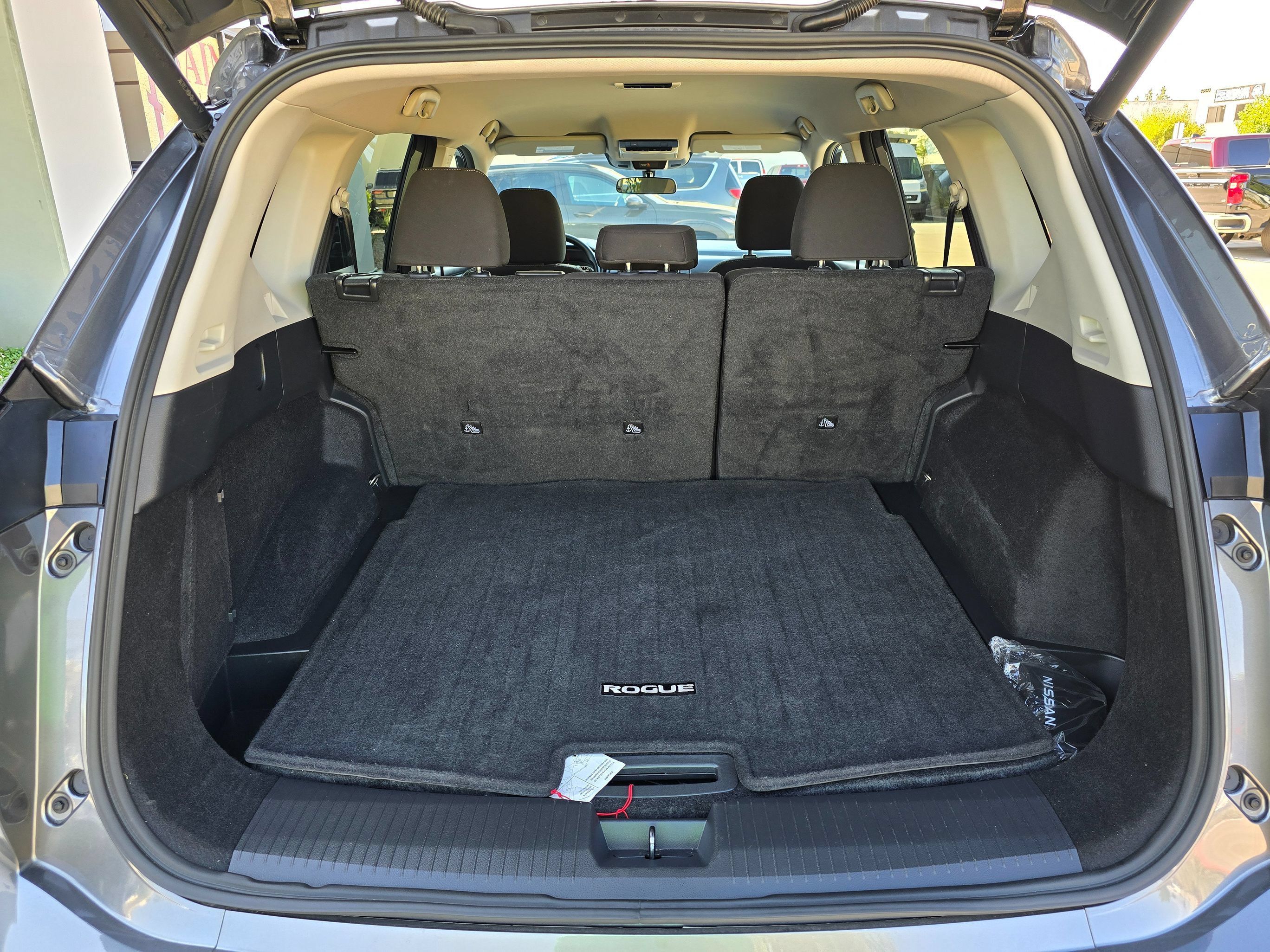 Used 2024 Nissan Rogue SV FWD image 30