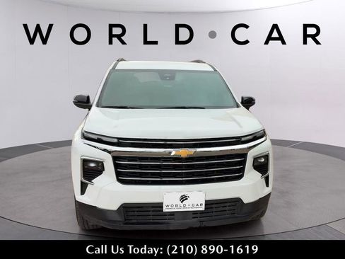 Used 2025 Chevrolet Traverse LT FWD image 2