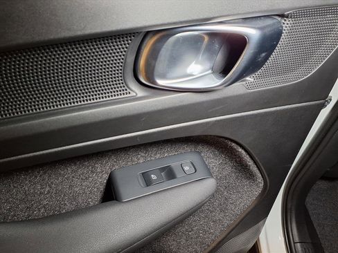 Used 2025 Volvo XC40 B5 Plus image 18