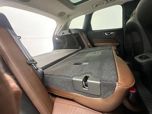 Used 2019 Volvo XC60 T5 Momentum w/ Multimedia Package AWD/4WD image 16