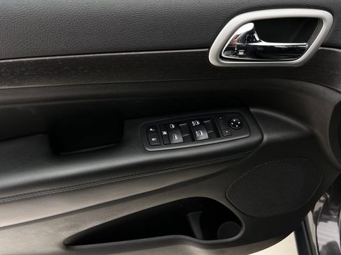 Used 2018 Jeep Grand Cherokee Laredo AWD/4WD image 22