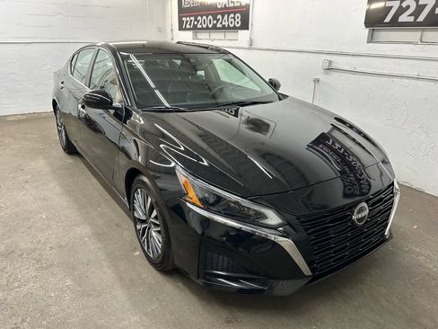 Used 2023 Nissan Altima 2.5 SV image 2