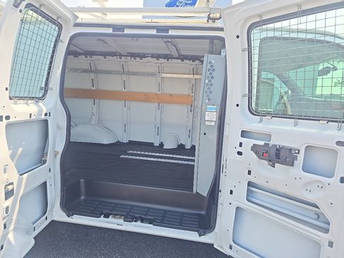 Used 2015 Chevrolet Express 2500 RWD image 12
