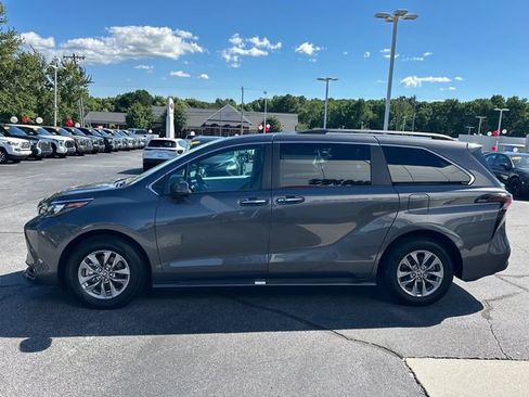 Used 2025 Toyota Sienna XLE FWD image 6