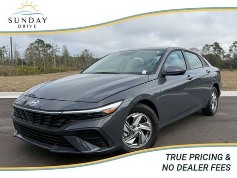 Used 2025 Hyundai Elantra SE image 1