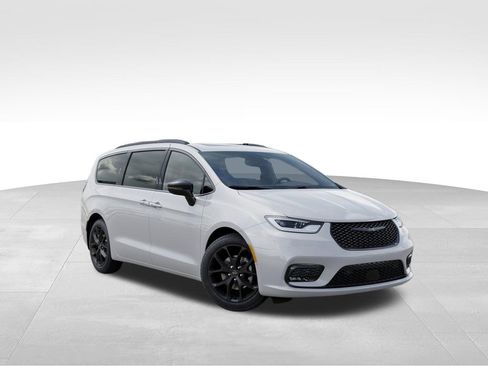 New 2026 Chrysler Pacifica Limited w/ Uconnect Theater Family Group image 5