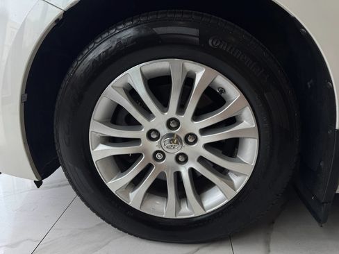 Used 2016 Toyota Sienna XLE w/ XLE Navigation Package FWD image 8