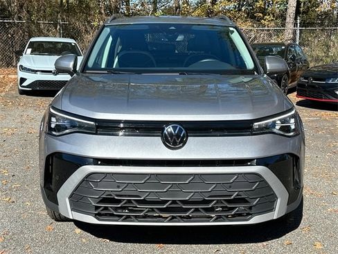 Certified 2025 Volkswagen Taos SE image 2