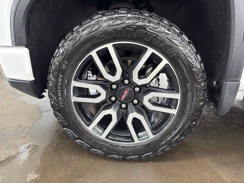 Used 2024 GMC Sierra 1500 AT4 w/ Technology Package AWD/4WD image 9