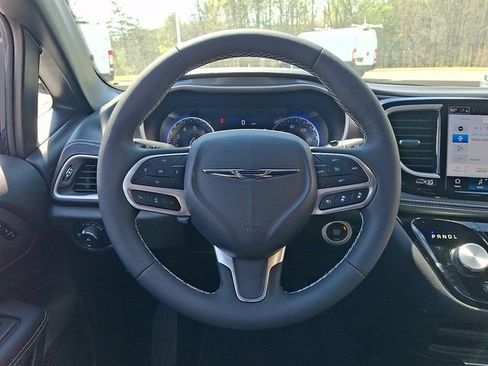 Used 2025 Chrysler Pacifica Select image 19