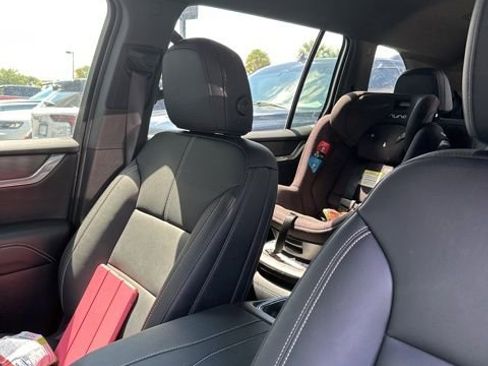 Used 2025 GMC Acadia Elevation w/ Elevation Premium Package FWD image 10