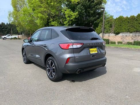 Used 2021 Ford Escape SE w/ SE Sport Appearance Package AWD/4WD image 3