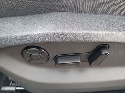 New 2026 Volkswagen Tiguan SE image 12