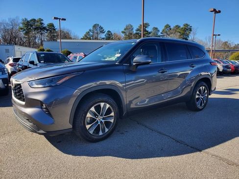 Used 2022 Toyota Highlander XLE image 3