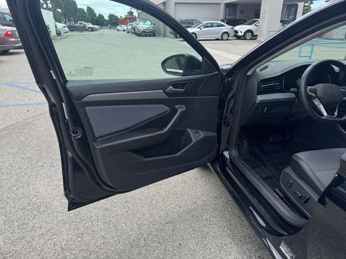 Used 2025 Volkswagen Jetta SE FWD image 18