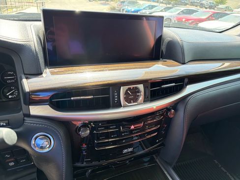 Used 2019 Lexus LX 570 4WD w/ Luxury Package image 29