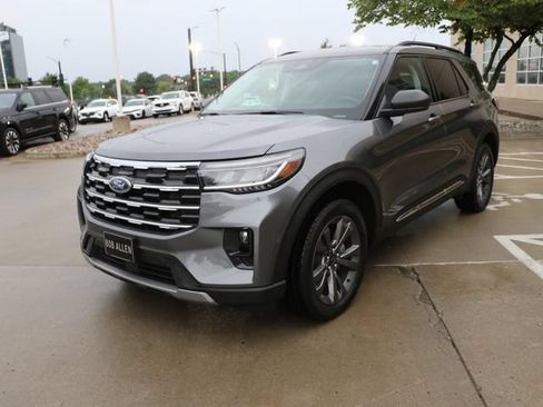 Used 2025 Ford Explorer Active w/ Active Comfort Package AWD/4WD image 3
