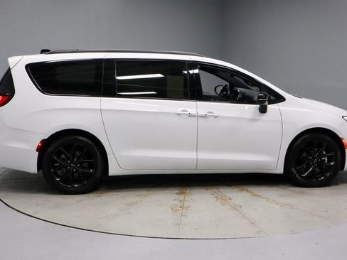 Used 2025 Chrysler Pacifica Limited FWD image 7