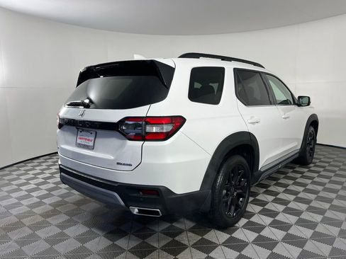 Certified 2025 Honda Pilot Touring image 5