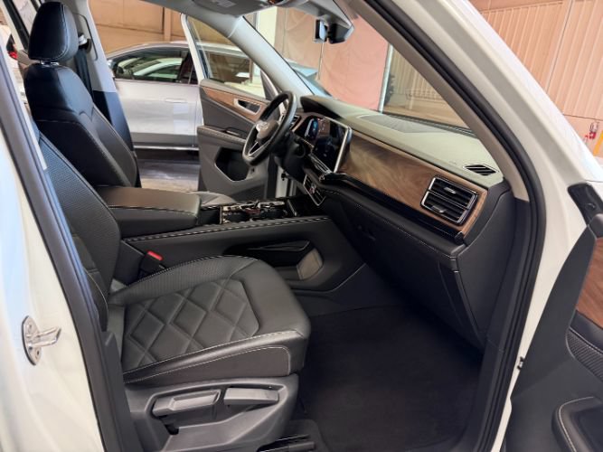 Used 2025 Volkswagen Atlas SE FWD image 31