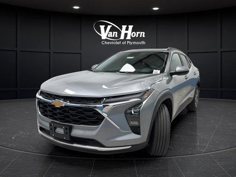 New 2026 Chevrolet Trax LT w/ Driver Confidence Package FWD image 3