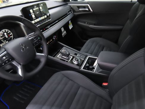 New 2025 Mitsubishi Outlander SE image 19