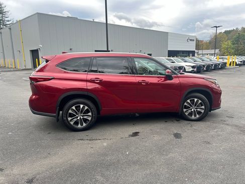 Used 2022 Toyota Highlander XLE image 6