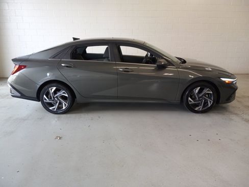Used 2024 Hyundai Elantra SEL w/ Convenience Package FWD image 2