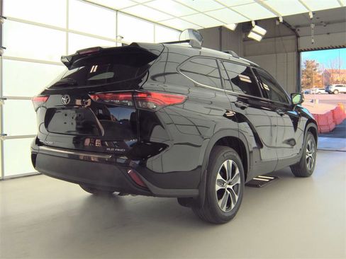 Used 2022 Toyota Highlander XLE image 6