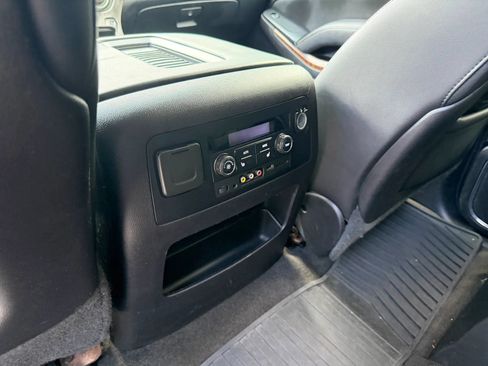 Used 2015 Chevrolet Suburban LTZ RWD image 9