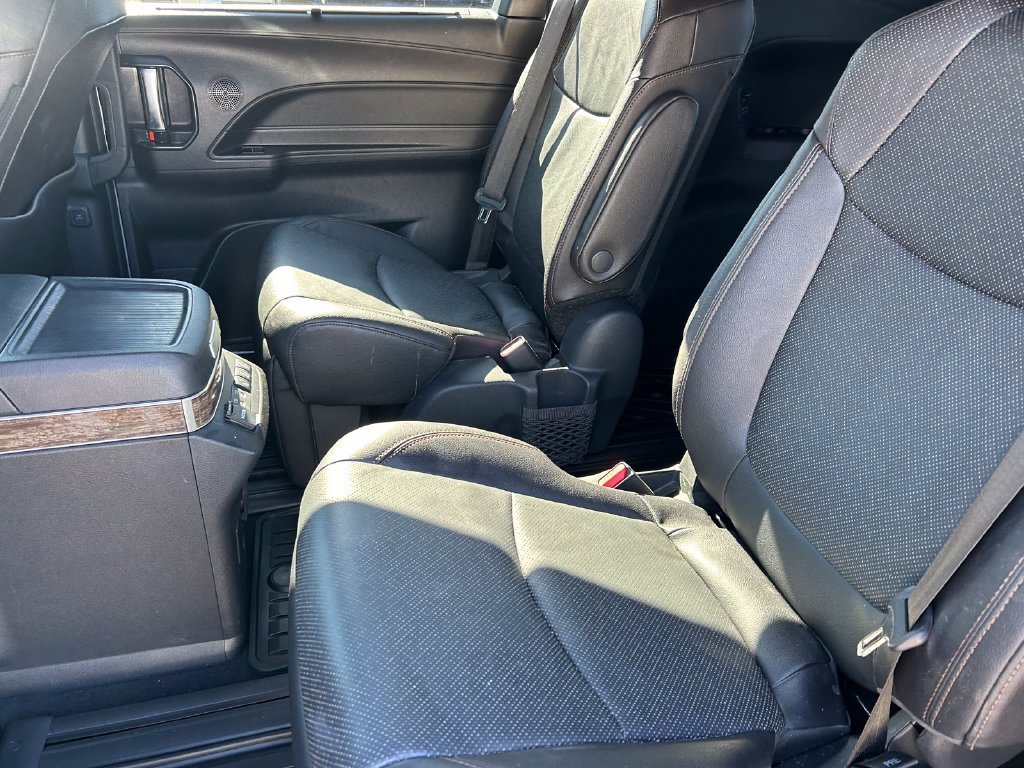 Used 2025 Toyota Sienna Platinum AWD/4WD image 17