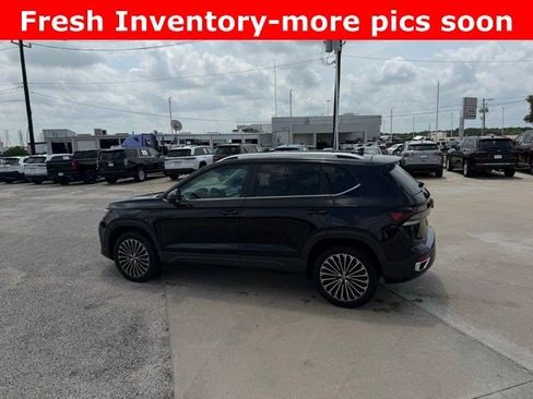 Used 2025 Volkswagen Taos SE FWD image 5